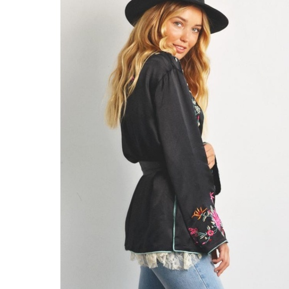 🍒NWOT🍒 FREE PEOPLE EMBROIDERED SATIN KIMONO - Picture 6 of 10